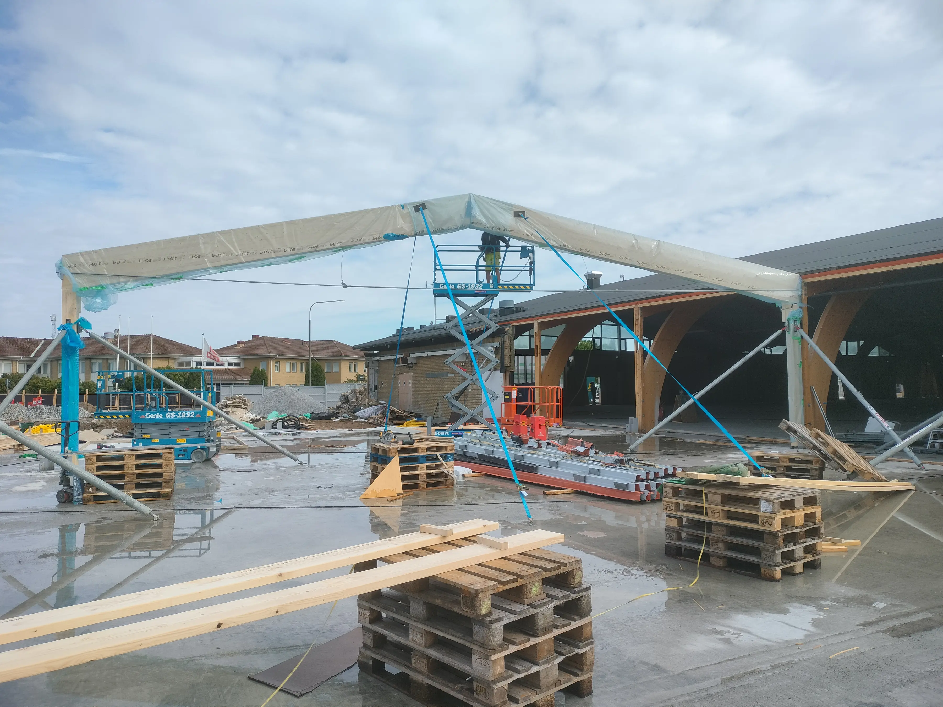 Byggarbetsplats med reglar och skylift